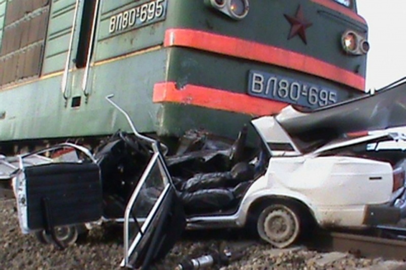 Авария на жд переезде ярославль. Дорожно-транспортные происшествия на железнодорожных переездах. Авария на Железнодорожном переезде.